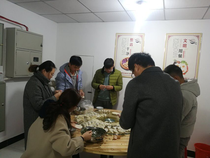 冬至陽生春又來，溫暖感恩促情誼——廣德路項目部舉辦包餃子活動
